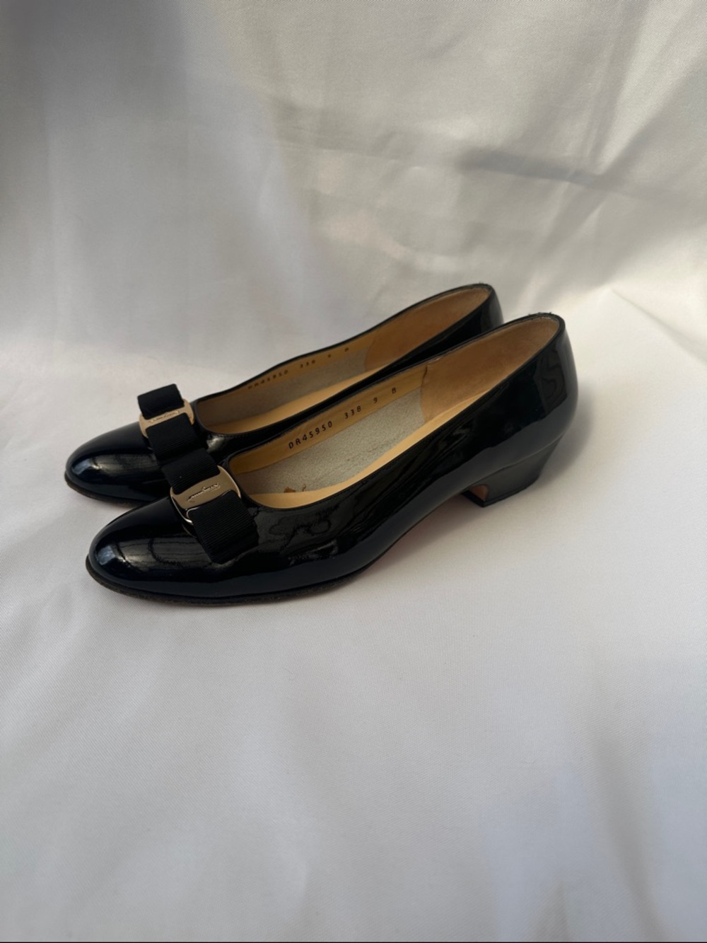 Salvatore Ferragamo Vara black patent leather pumps Size 9 bow gold logo plaque - Picture 2 of 8